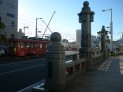 はりまや橋を路面電車が通る